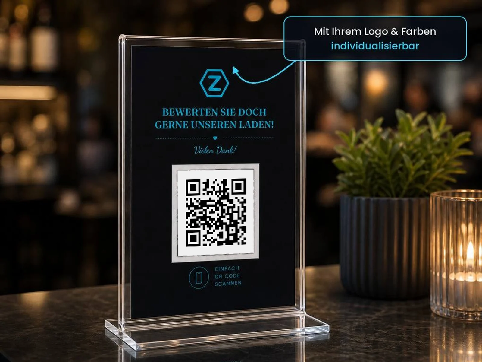 Bewertungsaufsteller aus Acryl auf einer Theke, mit QR-Code, Logo und dem Text: Bewerten Sie doch gerne unseren Laden